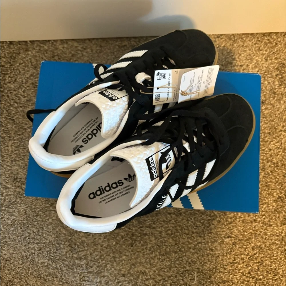 Adidas Black and White Sneakers Classic Design - Picture 2 of 4